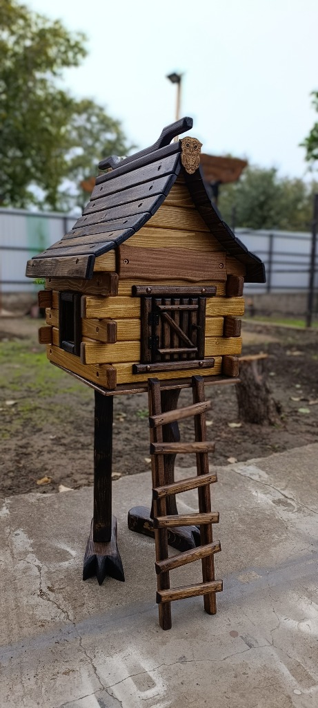 Избушка на курьих ножках из дерева для сада
